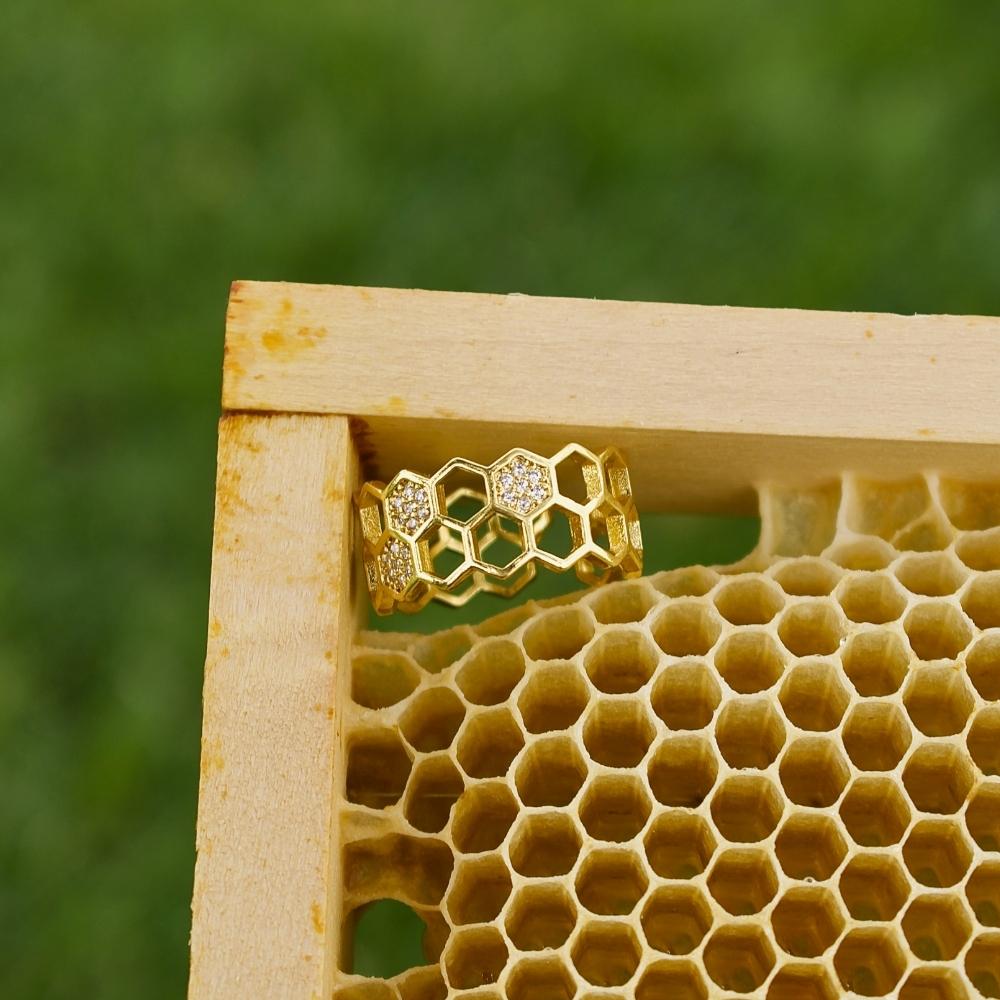 Anello nido d'ape con cristalli