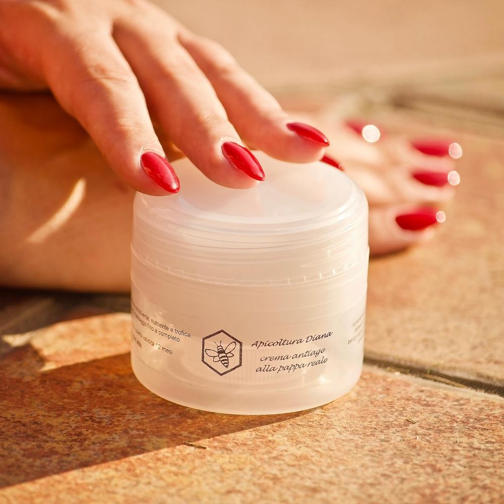 Crema viso antiage alla pappa reale